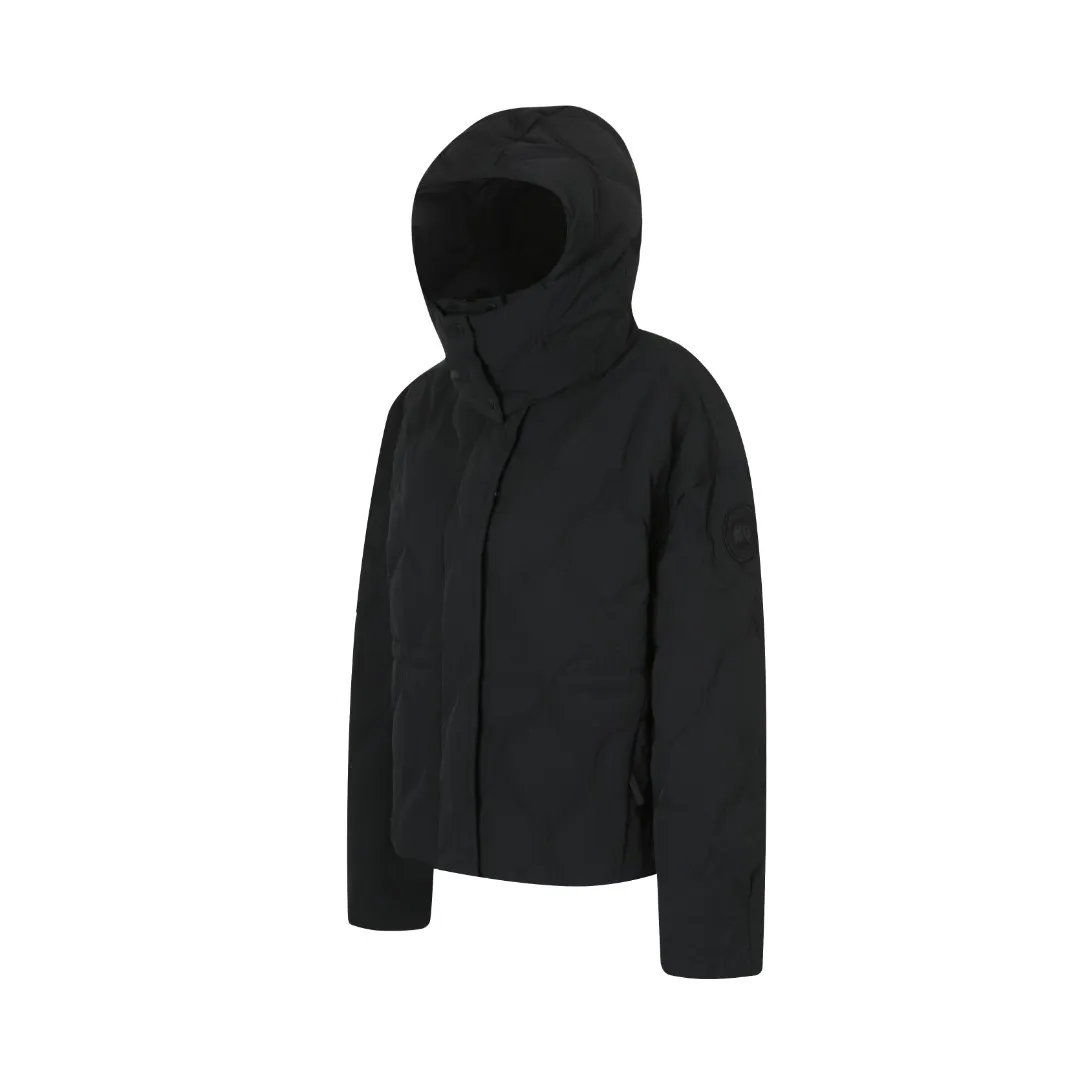 P1060 Canada Goose hooded down jacket fabric selection; nylon fabric is known for its high strength, excellent wear and tear resistance, and excellent durability. At the same time, it is light in texture, easy to move, and has excellent water-repellent function, which can effectively deal with light rain and humidity. Technology: Double-needle quilting technology is used. Double-needle quilting technology is a sophisticated sewing technology. Its core feature is to use two needles to quilt at the same time to form two parallel stitches. This design not only makes the quilting lines visually more three-dimensional, regular and refined, but more importantly, it greatly enhances the firmness of the sewing. The double lines in parallel form a more stable structure, which can effectively lock the internal filling and significantly prevent it from shifting, accumulating or velveting during wearing or washing, thereby ensuring that the thermal insulation layer is evenly distributed without cold spots, and comprehensively improves the durability and thermal efficiency of the product.    High-quality filling: It is filled with 90% selected white duck down, weighing 170g, ensuring fluffy rebound, lightness and warmth.  Accessories: one-to-one customized three-standard, one-to-one customized zipper, one-to-one customized hardware